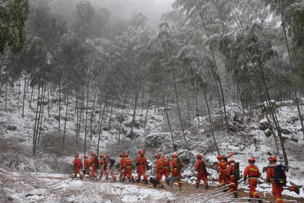 福建长汀：大雪封山 消防员踏雪前行协助抢修电路保供电