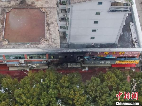 直击江西新余火灾事故现场：着火建筑被浓烟熏黑 善后工作有序进行