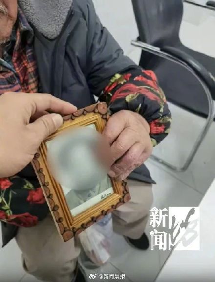 泪目！上海一98岁老人30年每天带着老伴相片外出散步，一走就是一整天