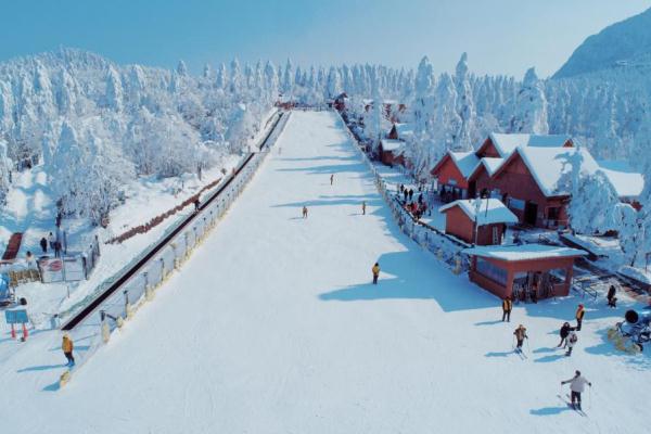 四川峨眉山：开启“冰雪+”畅玩模式