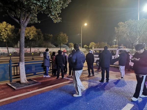 市长鞠躬致歉！新余火灾事故发布会现场为遇难者默哀