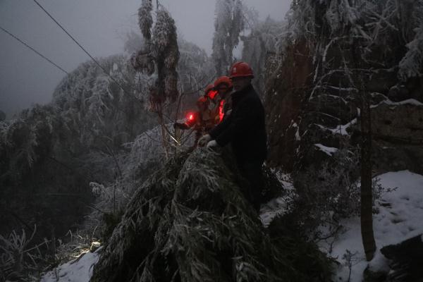 福建长汀：大雪封山 消防员踏雪前行协助抢修电路保供电