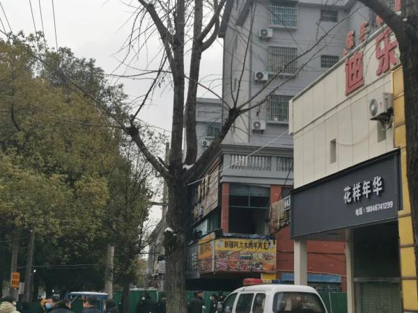 市长鞠躬致歉！新余火灾事故发布会现场为遇难者默哀