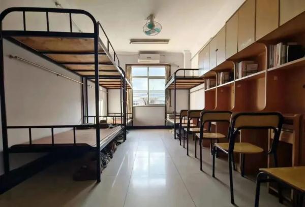 6个人4种军装！退役后住一个宿舍会怎样？