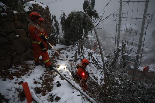 福建长汀：大雪封山 消防员踏雪前行协助抢修电路保供电