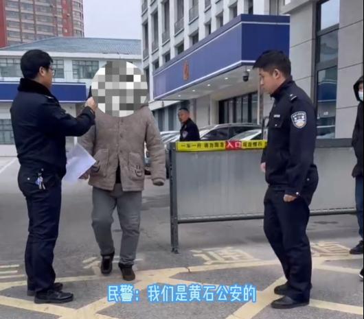 人家转学，他转“所”？警车接送，警察“接风”！