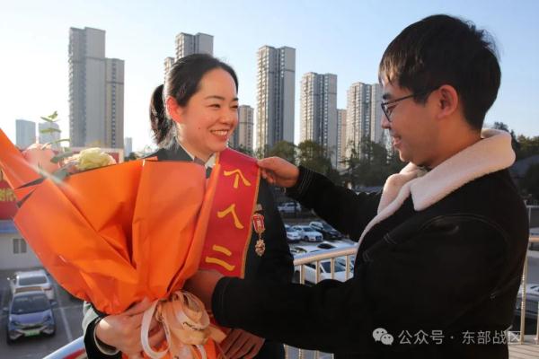 这个女文职，荣立二等功！