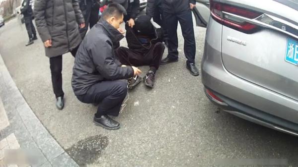 出租屋内，妻子被捅多刀身亡！15年前宁波的这起命案，破了！