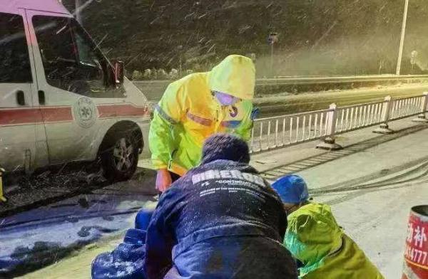 雪夜“教科书式”救人的女司机，职业：教书育人