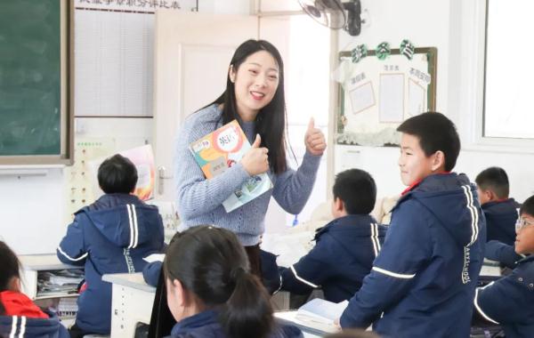 雪夜“教科书式”救人的女司机，职业：教书育人