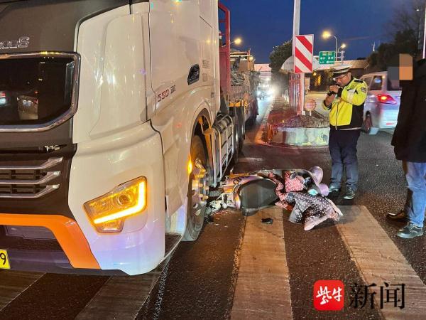 真险！大货车盲区车轮压住电动车；幸运！车主及时逃离