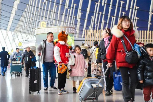 上海这里人人人人人！直击上海春运首日，交通信息“一键达”→
