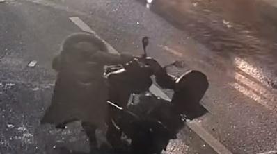 雪夜“教科书式”救人的女司机，职业：教书育人