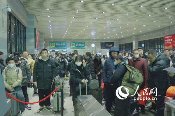 2024年铁路春运今日启动 记者探访北京地区春运首趟始发列车 2024年铁路春运今日启动 记者探访北京地区春运首趟始发列车