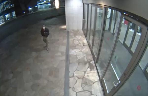 25岁中国女子在美国街头被泼化学液体，全身严重烧伤