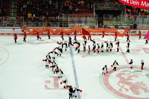 “冰上舞龙”“熊猫溜冰”亮相德国职业冰球赛场