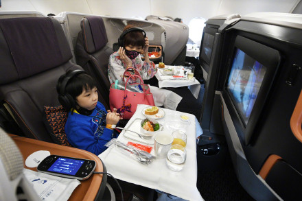 带孩子乘机遇到“粗鲁”乘客，父母应该怎么办？