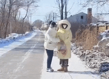 拾金不昧的小女孩回头鞠躬那一刻，在外打拼的东北老乡想回家了！