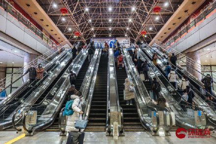 开往邯郸的高铁G6701次从北京西站驶出，2024年春运正式开启