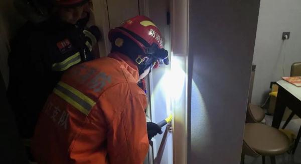 惊险！镇江一女童玩躲猫猫左手被卡在门缝……