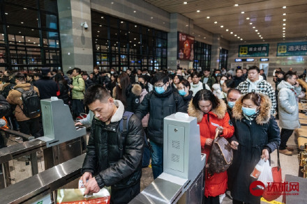 开往邯郸的高铁G6701次从北京西站驶出，2024年春运正式开启