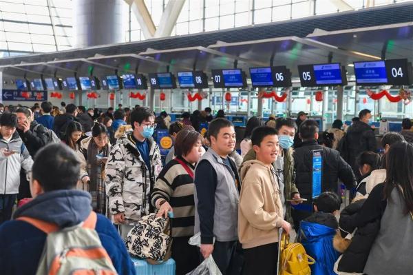 上海这里人人人人人！直击上海春运首日，交通信息“一键达”→