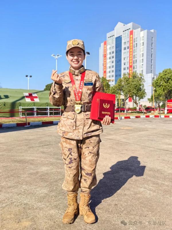 这个女文职，荣立二等功！