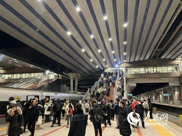 2024年铁路春运今日启动 记者探访北京地区春运首趟始发列车 2024年铁路春运今日启动 记者探访北京地区春运首趟始发列车
