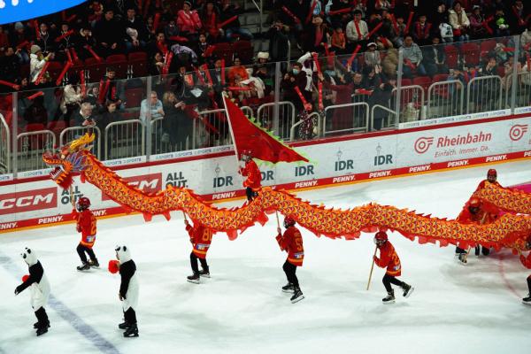 “冰上舞龙”“熊猫溜冰”亮相德国职业冰球赛场