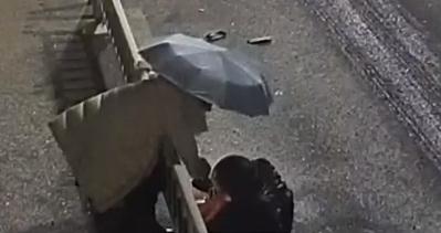 雪夜“教科书式”救人的女司机，职业：教书育人