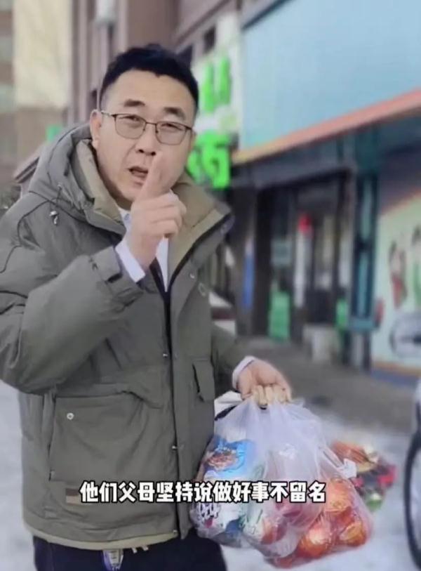 拾金不昧的小女孩回头鞠躬那一刻，在外打拼的东北老乡想回家了！