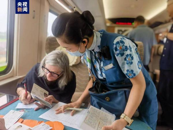 1月26日起 中老铁路国际旅客列车跨境席位增至350个 1月26日起 中老铁路国际旅客列车跨境席位增至350个