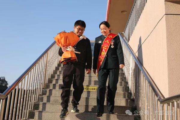 这个女文职，荣立二等功！