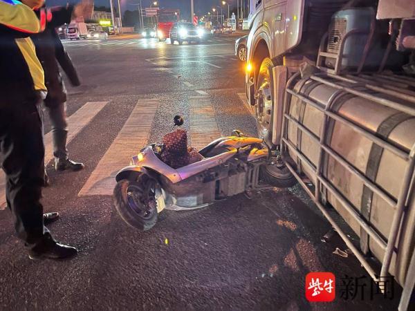 真险！大货车盲区车轮压住电动车；幸运！车主及时逃离