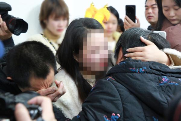 火车上诞下女婴交接中失散，重庆一对父母寻亲36年终团圆