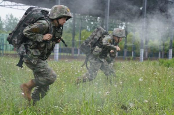 这个女文职，荣立二等功！