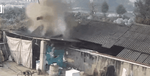 惊险！四川一男子维修沼气被炸飞到半空