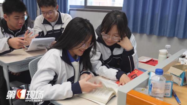 慕了！深圳这两位老师靠“送礼”成功圈粉