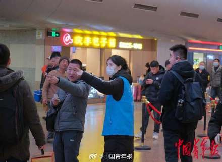 守护春运路的大学生志愿者 守护春运路的大学生志愿者