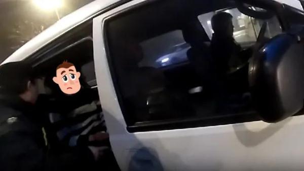 民警“老父亲”式劝导,男子慢慢平静了下来 民警“老父亲”式劝导,男子慢慢平静了下来