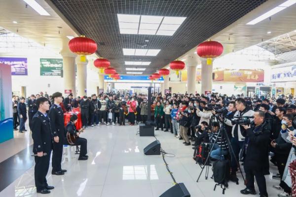 实拍!大连春运首日 实拍!大连春运首日