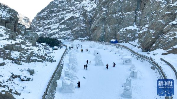 宁夏贺兰山：留学生感受“冰雪中国年”
