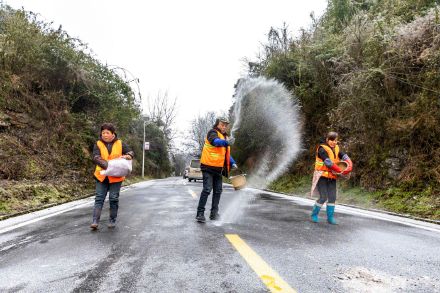 美媒：为何在道路上撒盐可以更安全