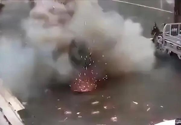 惊险！四川一男子维修沼气被炸飞到半空