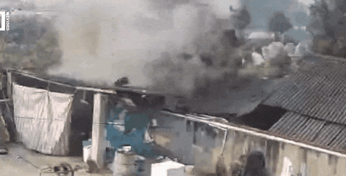 惊险！四川一男子维修沼气被炸飞到半空