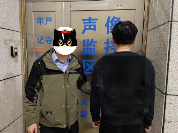抓捕过程中，他的手指被嫌疑人死死咬住……
