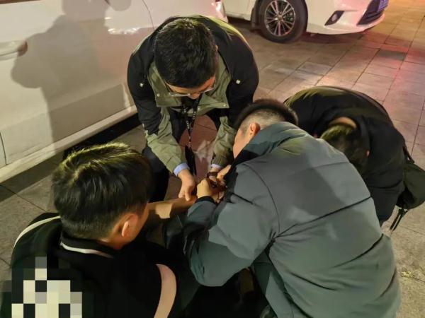 抓捕过程中，他的手指被嫌疑人死死咬住……