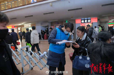 守护春运路的大学生志愿者 守护春运路的大学生志愿者