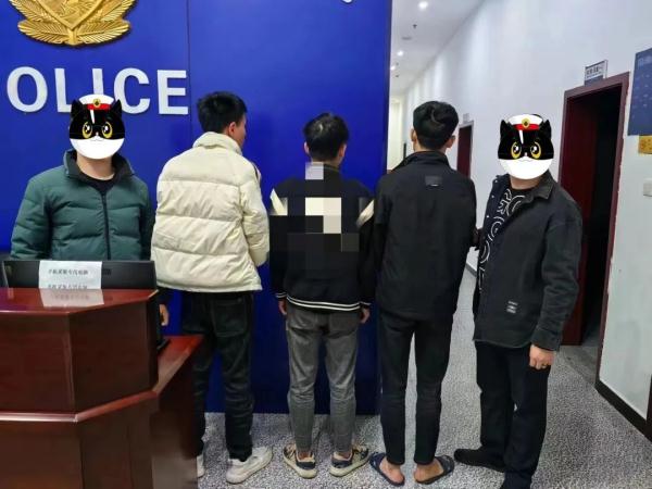 抓捕过程中，他的手指被嫌疑人死死咬住……