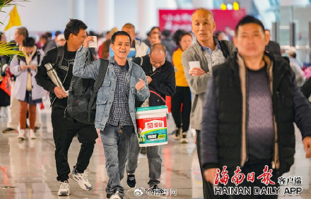 海口新海港春运首日：旅客过海“忙” 带“福”气回家